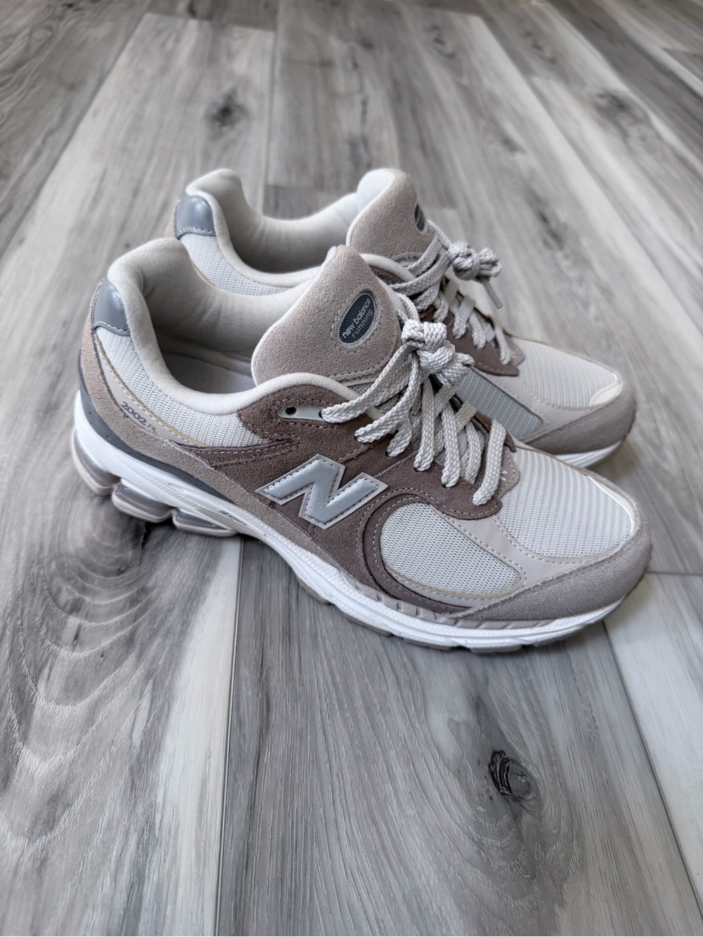 New Balance 2002R M2002RSI Men’s 8 Women’s 9.5 Grey Taupe Sneakers